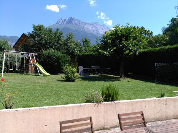 Maison près du lac, au pied de la montagne.