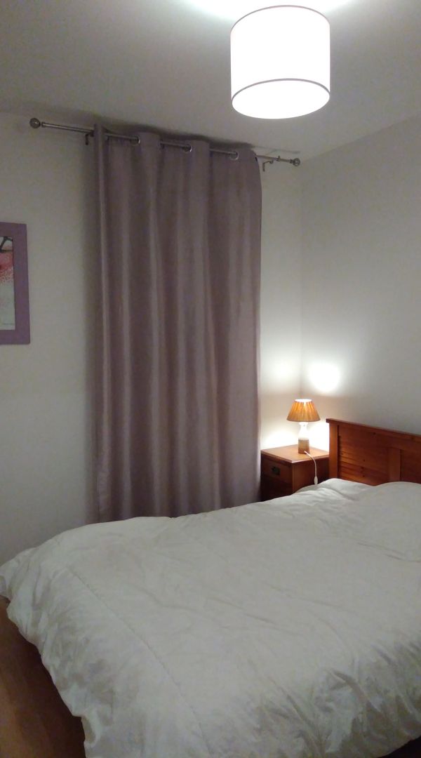 1 chambre lit double,  douche et wc, terrasse vue château Disney,  bus menant au RER Marne-la-Vallée