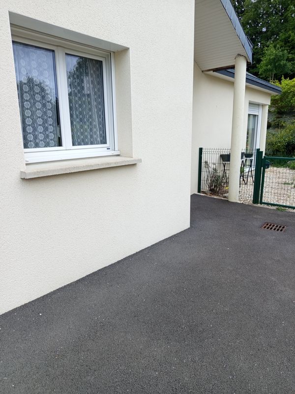 La maison de Patricia est de plein pieds, garage, terrasse, quartier calme