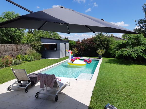 Ravissante maison de standing calme, moderne et lumineuse avec sa piscine et idéalement placée.