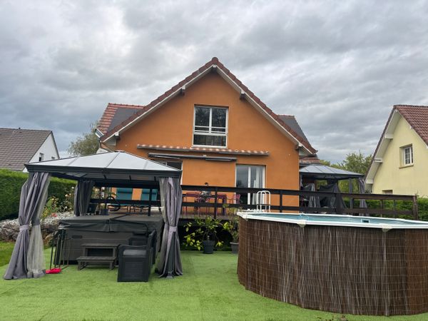 Cocon jacuzzi sauna piscine chauffée en été trampoline cinéma Alsace Franche Comté Doubs Suisse