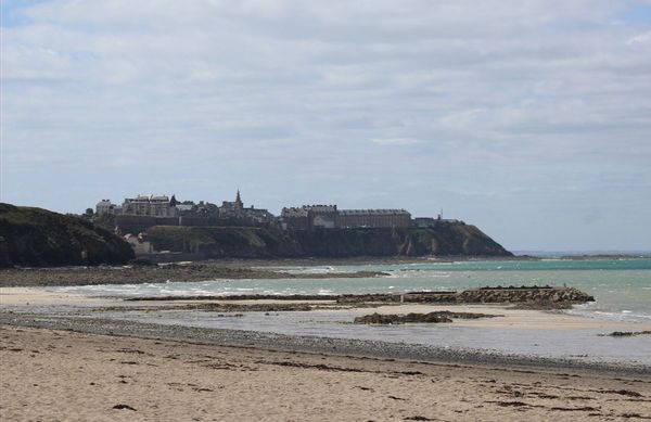 Maison 4 chambres à 800m de la mer et tout près de Granville. Tout à pieds ou en navettes gratuites