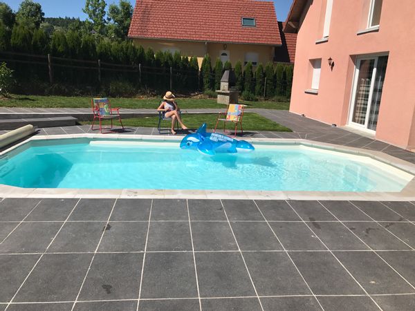 Maison moderne idéale pour les sports d'hiver.