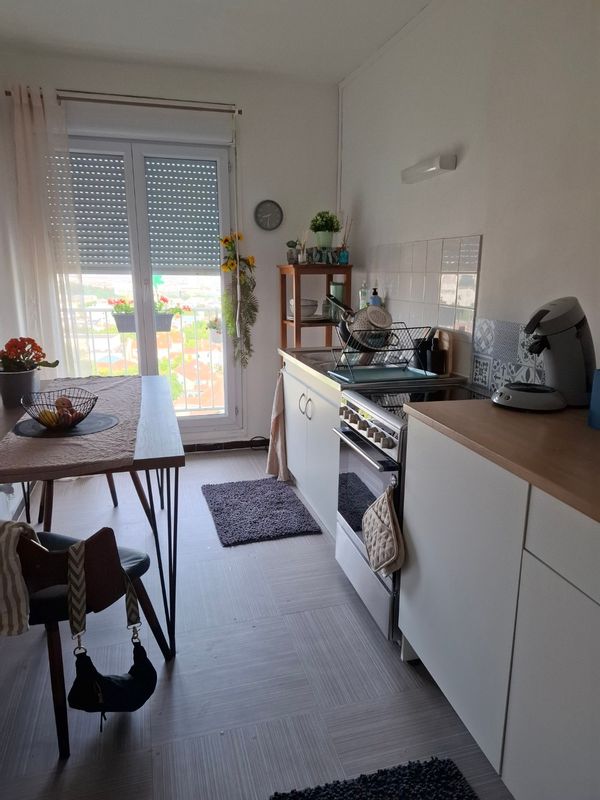 Notre appartement fraîchement décoré est fonctionnel et bien équipé. Il est surtout très lumineux !
