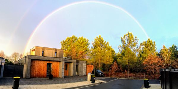 Ma maison.   Benoît.        " Entre Gris Clair et Gris Foncé"
