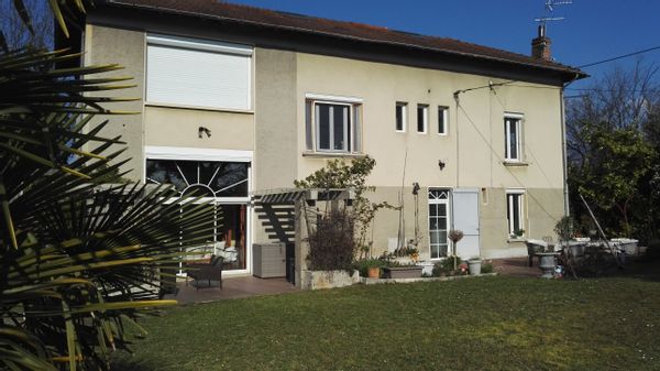 La maison de Sylvie Amavi. Belle et grande maison de 4 chambres proche de toutes commodités.
