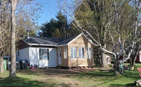 La maison de Deborah Petit chalet vintage sur le bord du fleuve sur un chemin tranquille