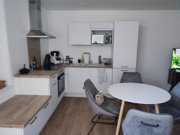 Petite maison de ville agréable , 2 chambres à l étage , à proximité du centre ville .
