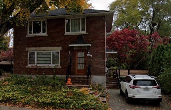 Charmante maison familiale sur 3 étages située dans un quartier recherché à Montréal.