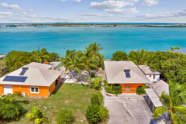 Mandarin House_Villa en bord de mer avec piscine et quai privés face au parc national de Moriah Cay