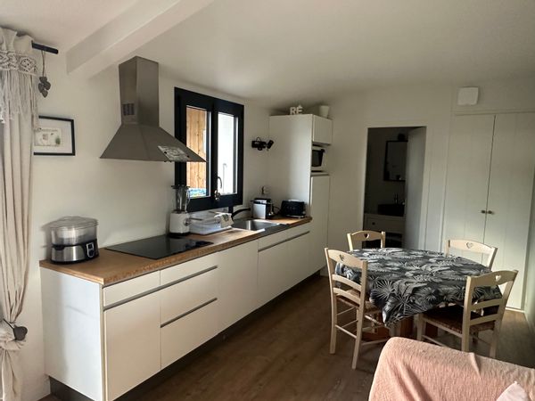 Adorable maison à moins de 100m de la plage des Gollandières et 200m du marché quotidien.