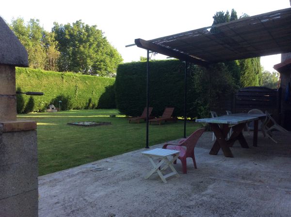 Notre maison ancienne,  au charme paisible entourée d’un espace de verdure  .