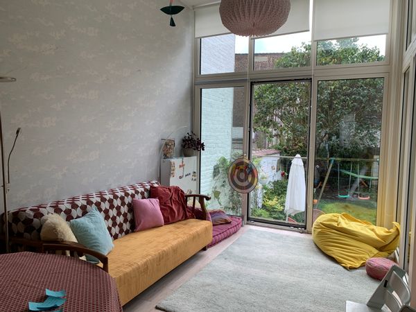 Un grand duplex lumineux avec jardin près du centre - libre été 2026