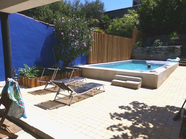 Maison limitrophe Bordeaux, de type 4 avec piscine 7x4 chauffée au sel. Commerces en bas de la rue.