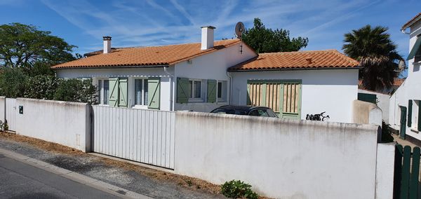 La maison de Nicole et Joel. Pas de disponibilités en juillet et août 2024.