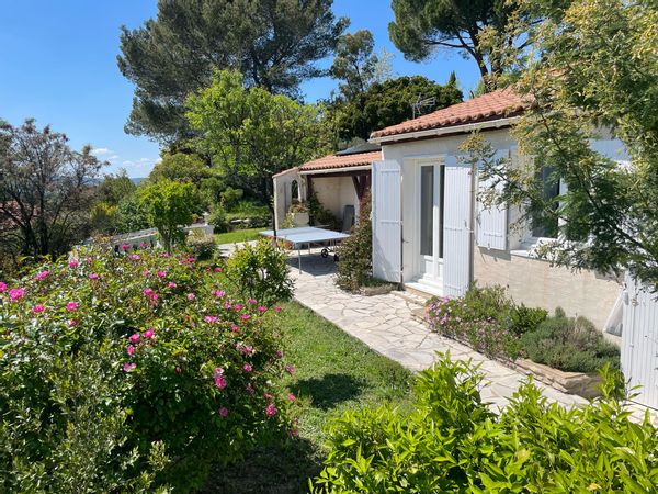 Jolie villa sur les hauteurs du village