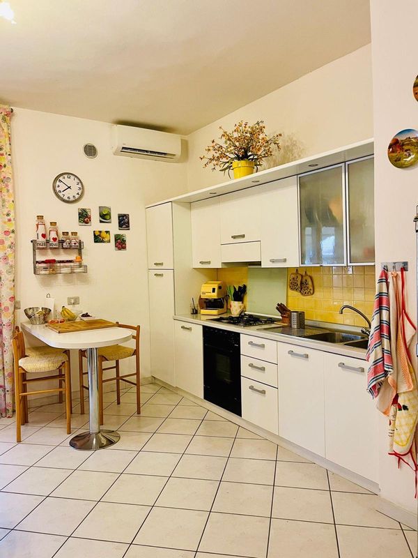 Casa Marina, è un comodissimo e rinnovato appartamento con due camere da  letto, 1 bagno e ampio e luminoso open space.