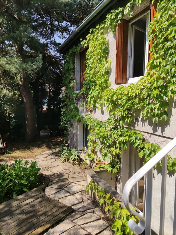 La maison de James est cosy et agréable avec joli petit jardin dans un quartier calme et sécurisé.