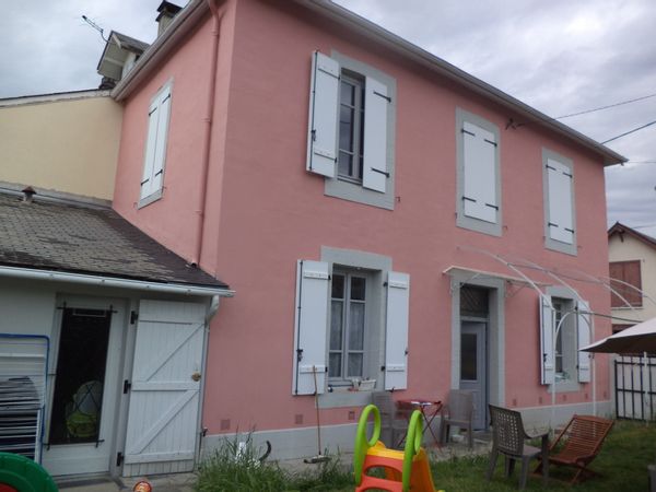 La maison rose au pied des Pyrénées