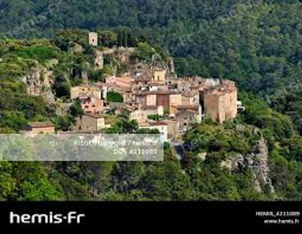 Maison ancienne dans un village perché, typique, au cœur de la Provence avec une vue époustouflante sur les gorges de la Narturby.