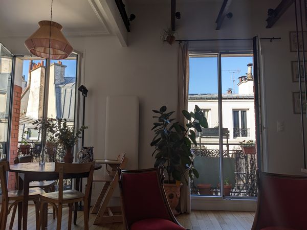 Joli appartement sous les toits, avec balcon, à 1 minute du métro 4 Marcadet poissonniers
