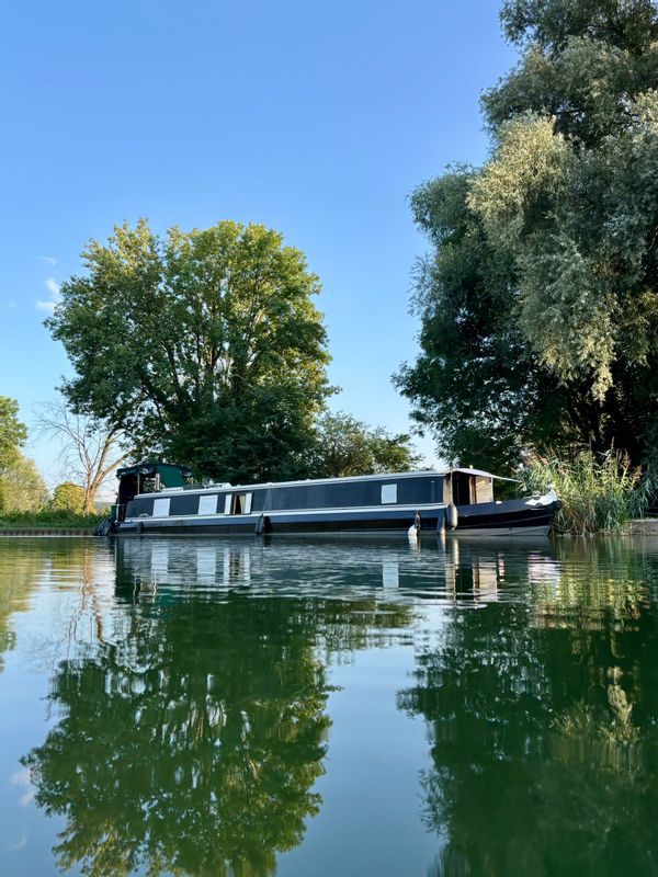 Péniche anglaise à la campagne