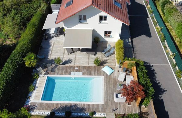 Maison avec piscine entre lac et montagne