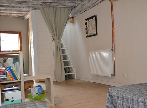 une chambre dans l'appartement de l'artiste
