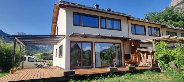 Chambre privée Maison écologique, spacieuse et lumineuse, à deux pas du Parc National des Ecrins