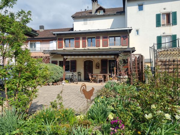 Petite maison avec agréable jardin au pied des montagnes.