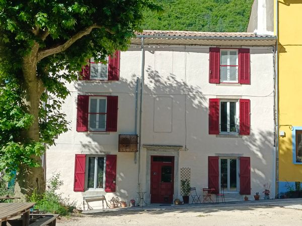 Maison ouverte sur la nature et sur une place non passante