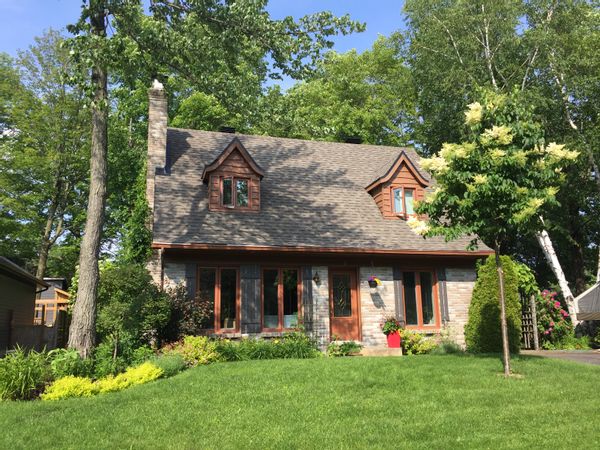 Maison canadienne dans un quartier boisé