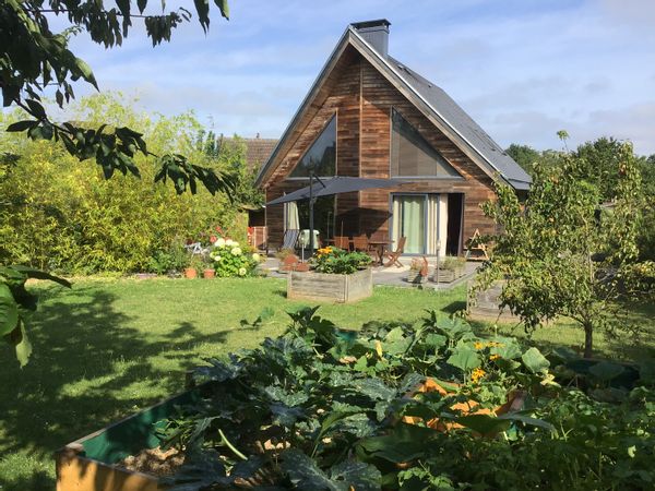 Jolie maison bois sur un grand jardin