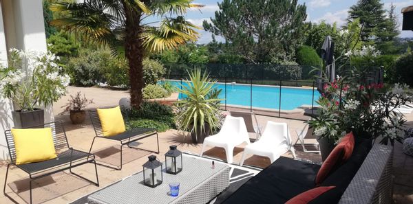 Belle maison avec piscine à 15 mins de Lyon.