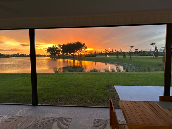 Maison moderne - beaux couchers de soleil