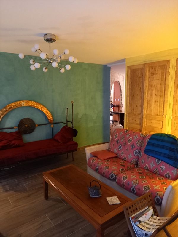 La maison de Marie Christine Bel appartement en rez de jardin avec terrasse et jardin situé en plein centre d’Amelie les bains qui offre en dehors des thermes de très belles randonnées et de bons circuits à vélos ( location de vélos électriques ou pas ainsi que tandem et poussette protégée pour petits enfants qui veulent faire du «  vélos « avec leurs parents L’été, piscine à 2 pas Centre équestre à 1 km ,gymnastique, association pour apprendre ou se perfectionner en peinture( prend les enfants à partir de  7 ans)etc....+ nombreux restaurants , un casino des marchés lieux culturels à visiter vins à apprécier etc