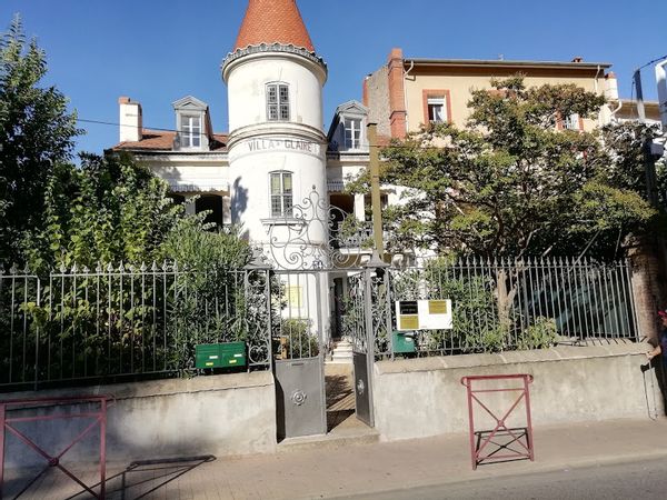 appartement de 60 m2 à la villa sainte claire ( Maison des années 30 )avec balcon/ terrasse et salon