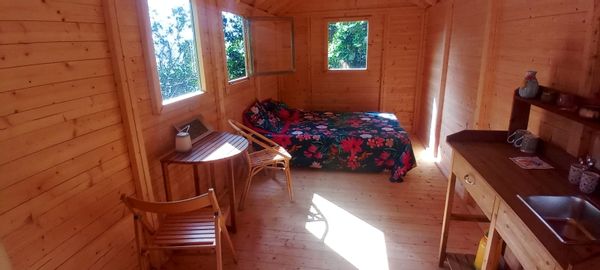 Petite cabane sous les tilleuls.