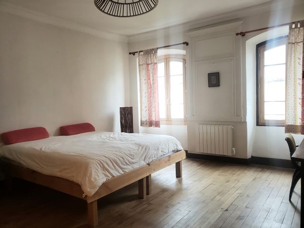 Grande Chambre avec salle de bain et toilette