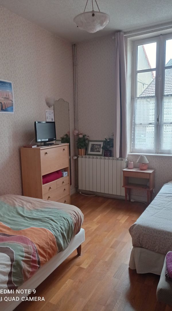 La chambre fleurie des faubourgs moulinois