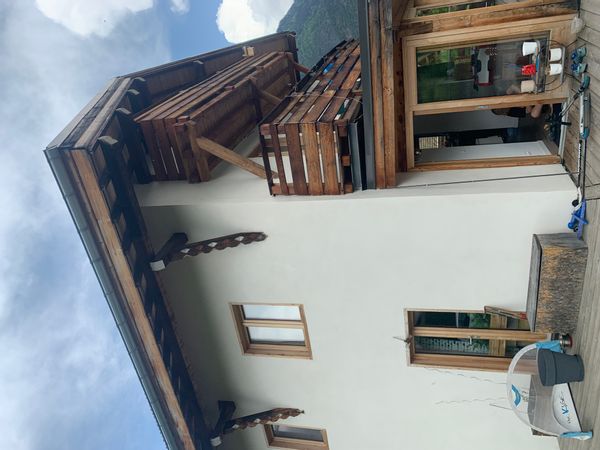 La maison aux volets rouges