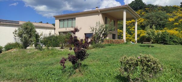 Maison familiale avec piscine au milieu des vignes
