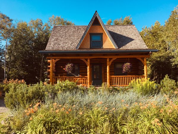 La petite maison en bois rond de la Baie-des-Chaleurs en Gaspésie
