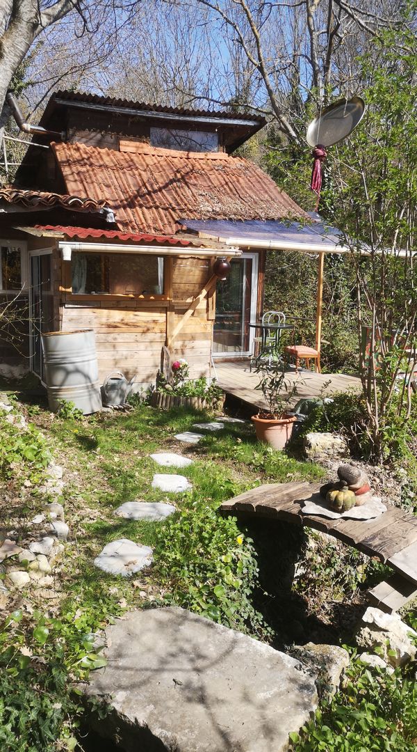 Petit cabanon atypique en provence à deux pas d un joli village vivant