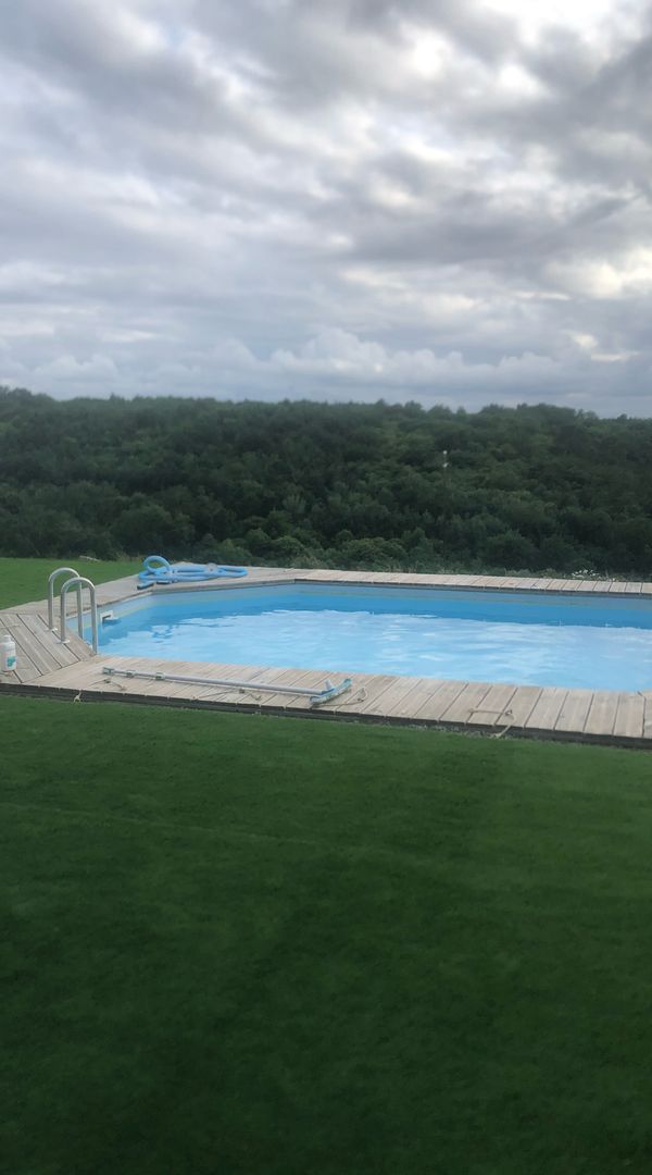 Maison proche Perigueux- vaste séjour, cuisine ouverte, vue sur le jardin, la forêt et la piscine.