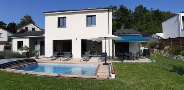 Jolie maison contemporaine avec piscine au coeur des Volcans
