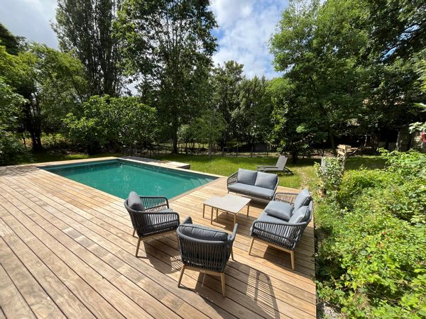 Magnifique maison neuve de 230 m2 entourée d'un grand jardin et d'une piscine chauffée sécurisée