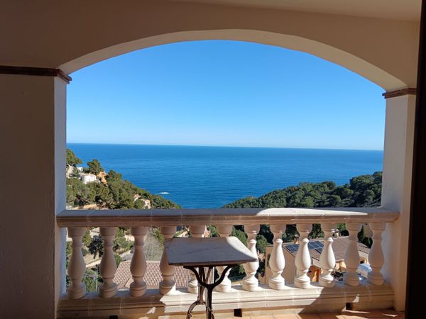Maison avec une superbe vue au coeur de la Costa Brava. Merci de ne pas nous contacter pour un échange pendant les vacances scolaires.