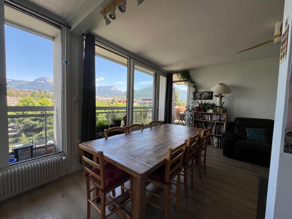 Annecy : Chambre privée dans un grand appartement lumineux avec vue sur les montagnes.