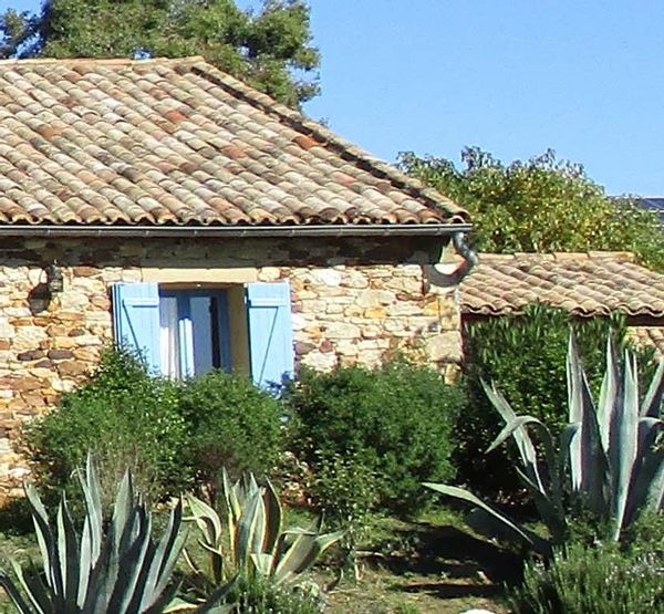 Partie indépendante de notre maison, jardin, terrasses et piscine couverte et chauffée près d'Uzès